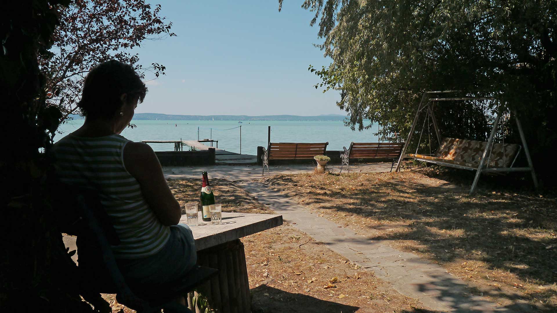 A képen, Lőkös Gáborné (Erika) látható egy közvetlen vízparti ingatlanban a Balaton partján, ahol, várja a Vevőt