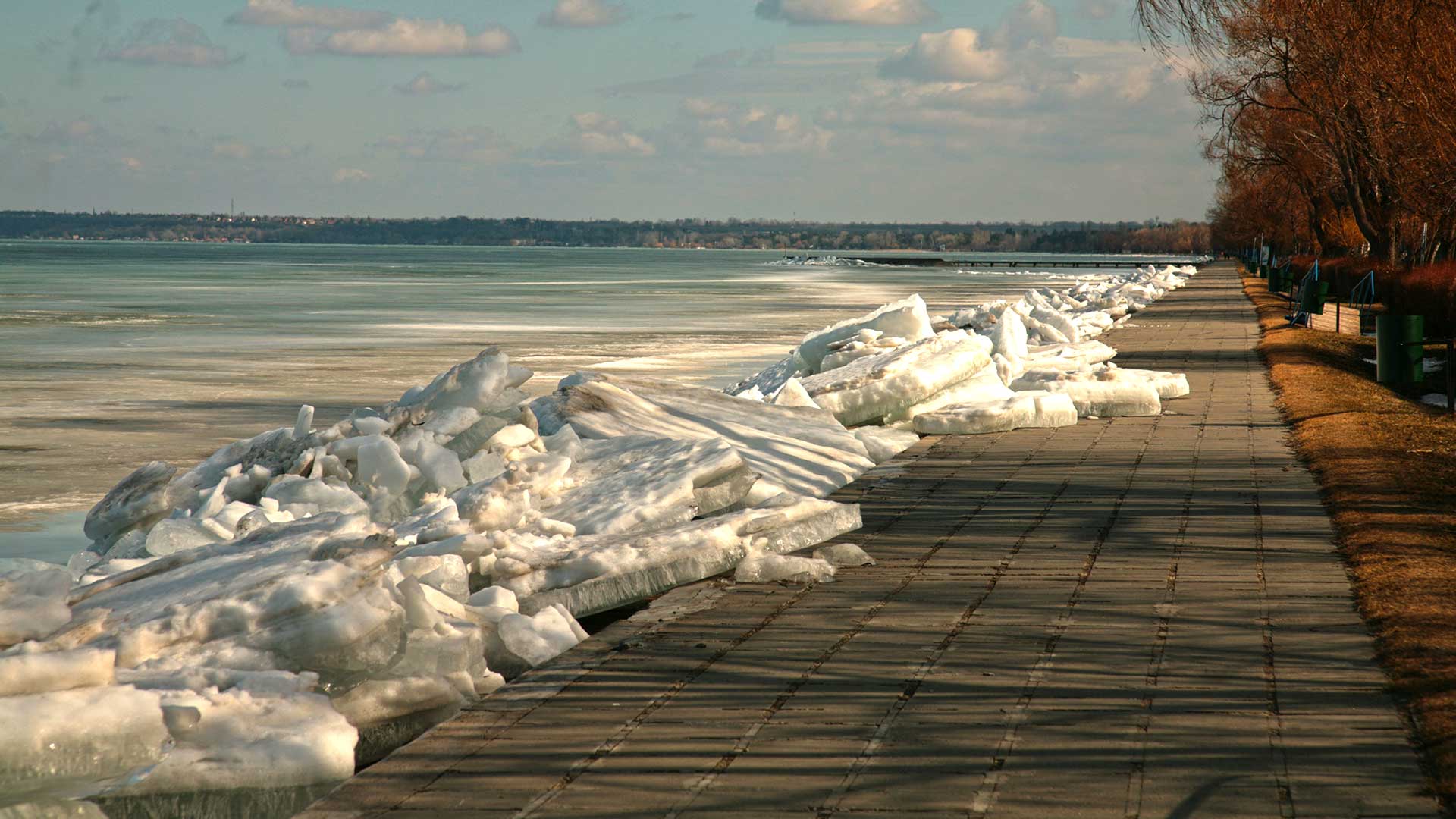 A Balaton télen, Siófokon, az Aranyparton jégtorlaszokat emel
