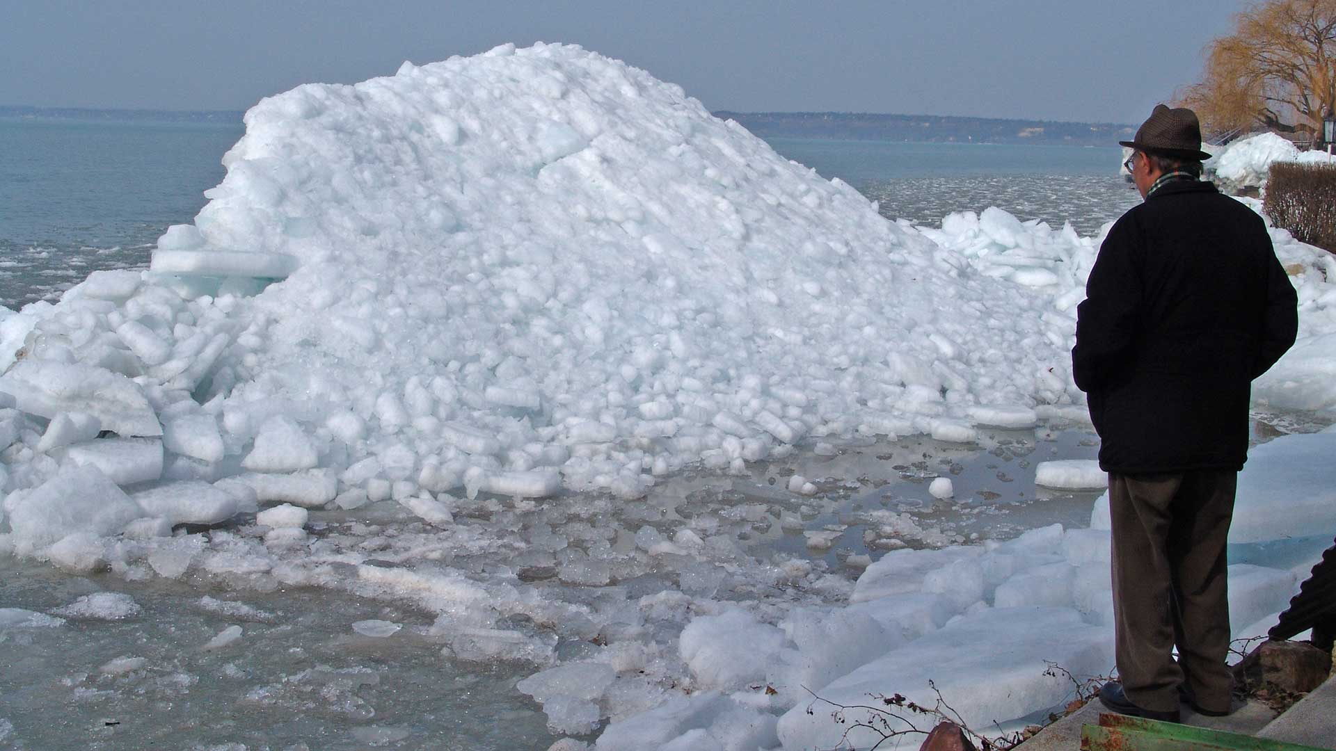Balatonvilágoson, közvetlen a vízpart előtt emelt jégtorlasz
