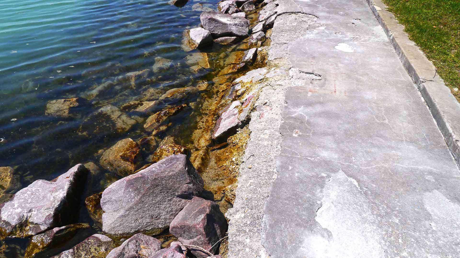 A partvédőmű előtti köveket a vízből kiemelve fel kell rakni a partvédőmű elé