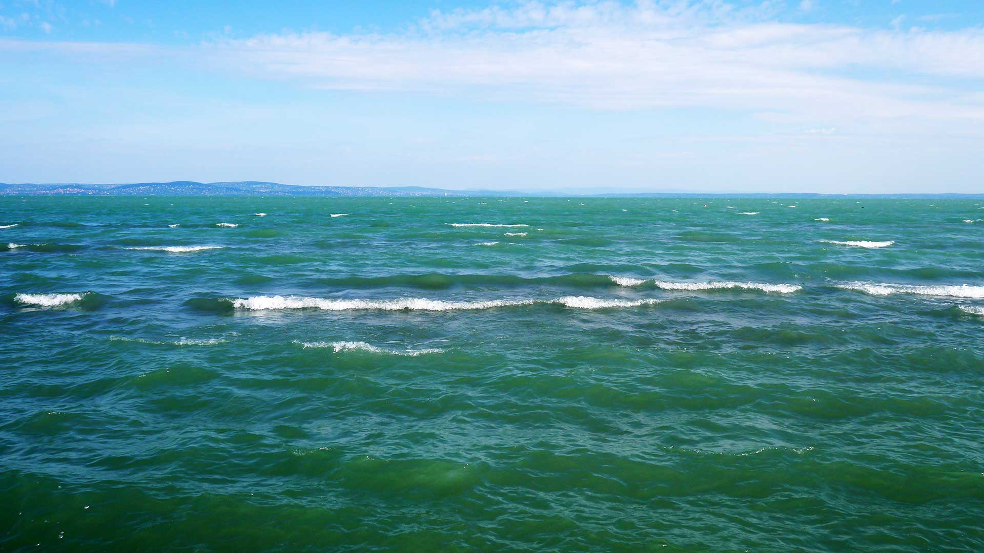 Szép látvány a Balaton fehér tarajos (bukó) hullámai a kék vízen