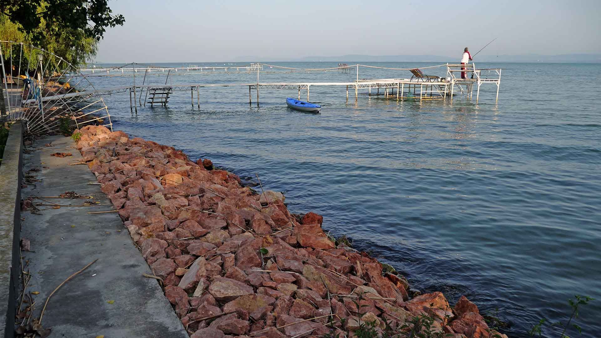 A képen, egy közvetlen vízparti ingatlan partvédőműve látható