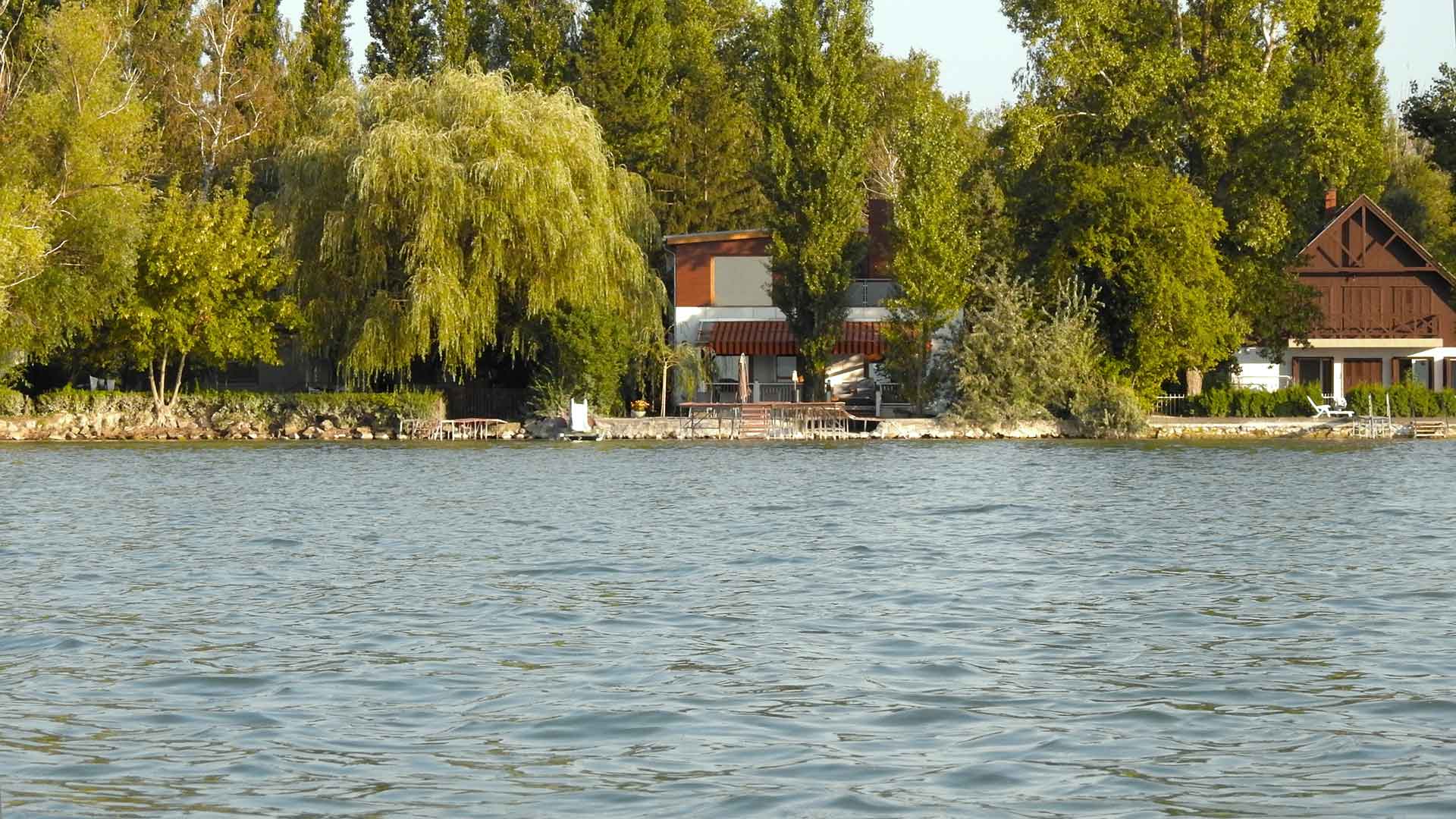 Közvetlen vízparti ingatlan a Balaton parton