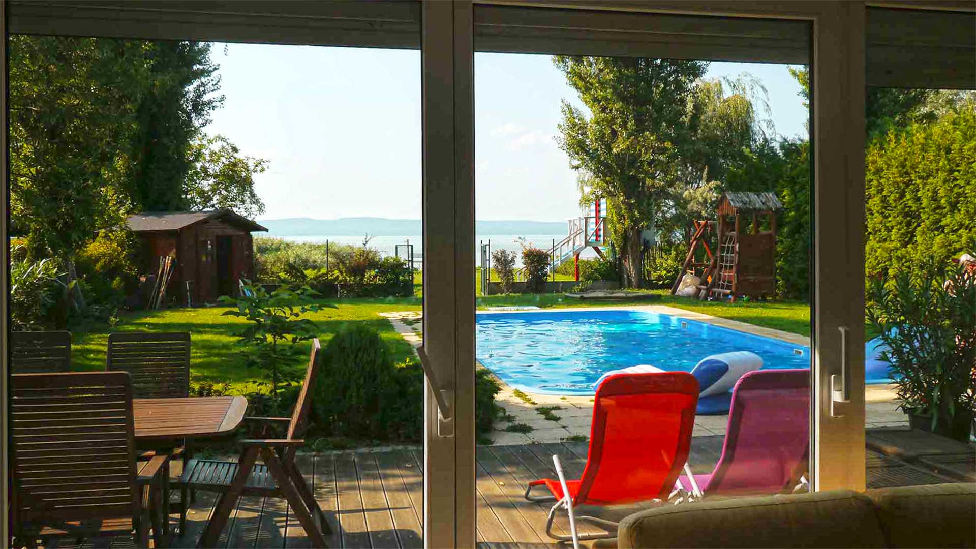 A képen látható vízparti luxusingatlan a Balaton déli partján, már nem eladó
