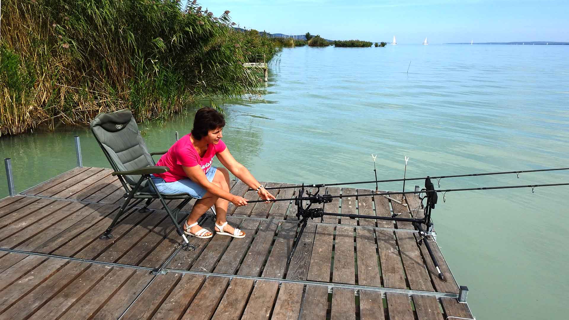 A vízparti ingatlanok tartozéka a saját stég, mely alkalmas horgászatra