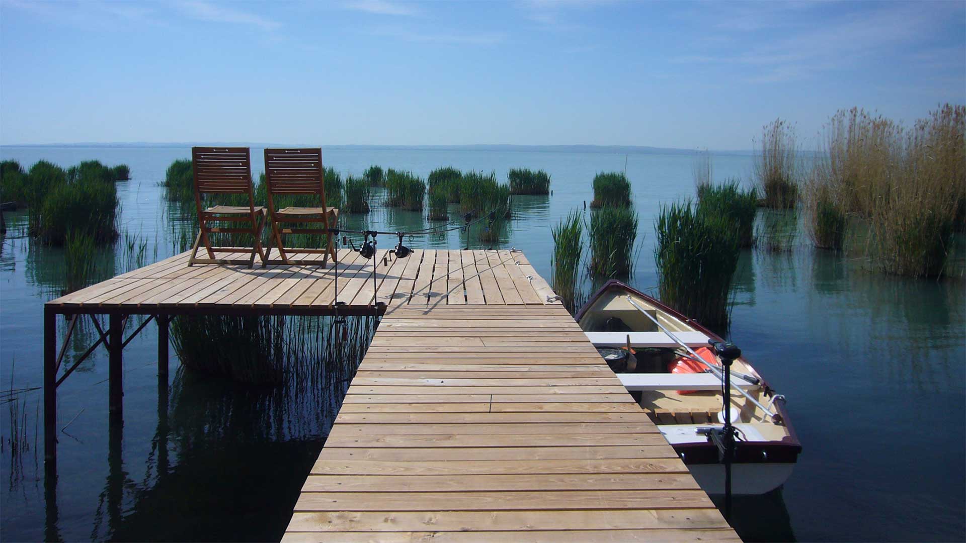 Közvetlen vízparti ingatlan, részben nádassal a Balatonnál