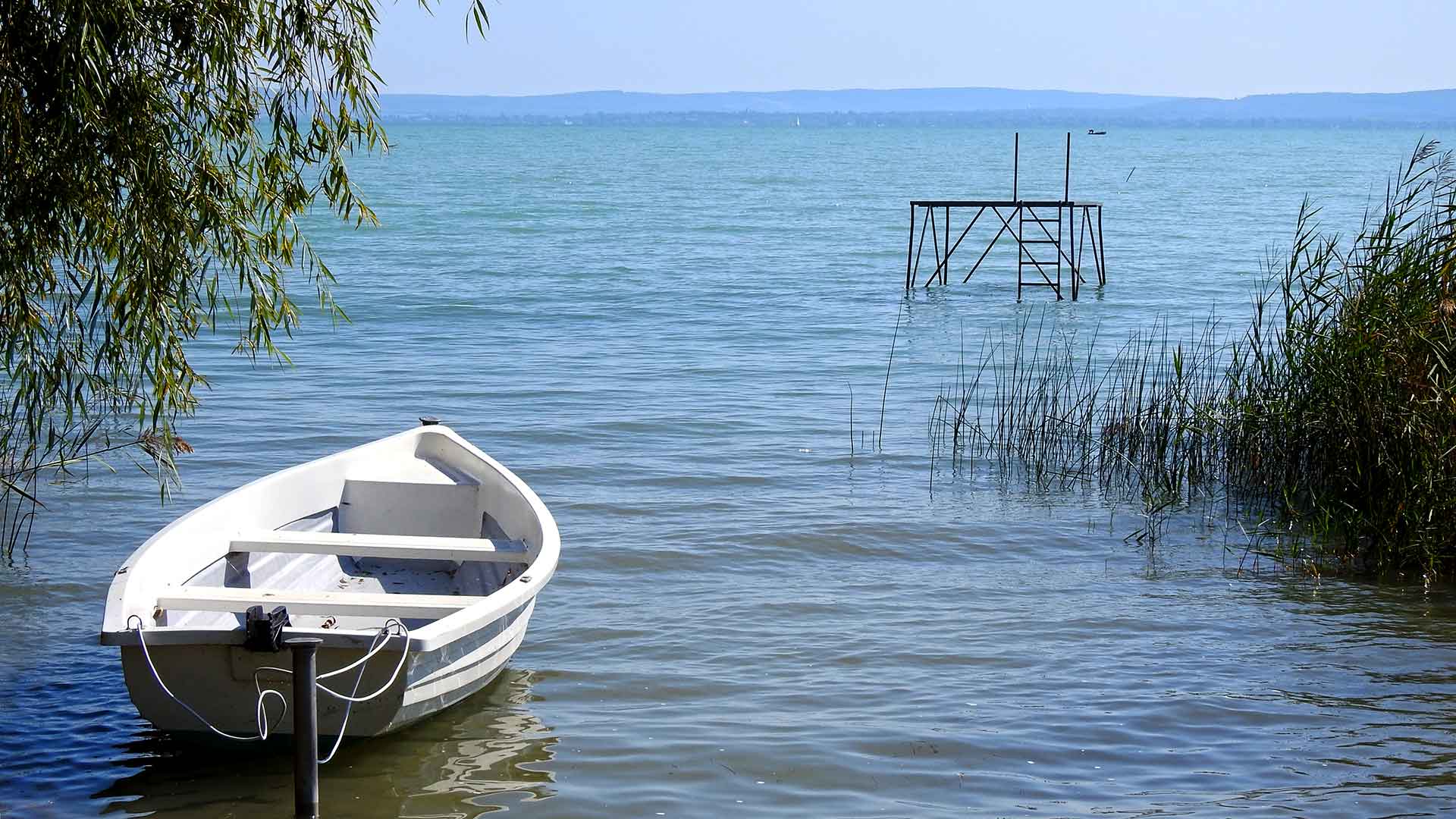 Fürdés, napozás, hajókázás, vízi sportolás, horgászat, élmények