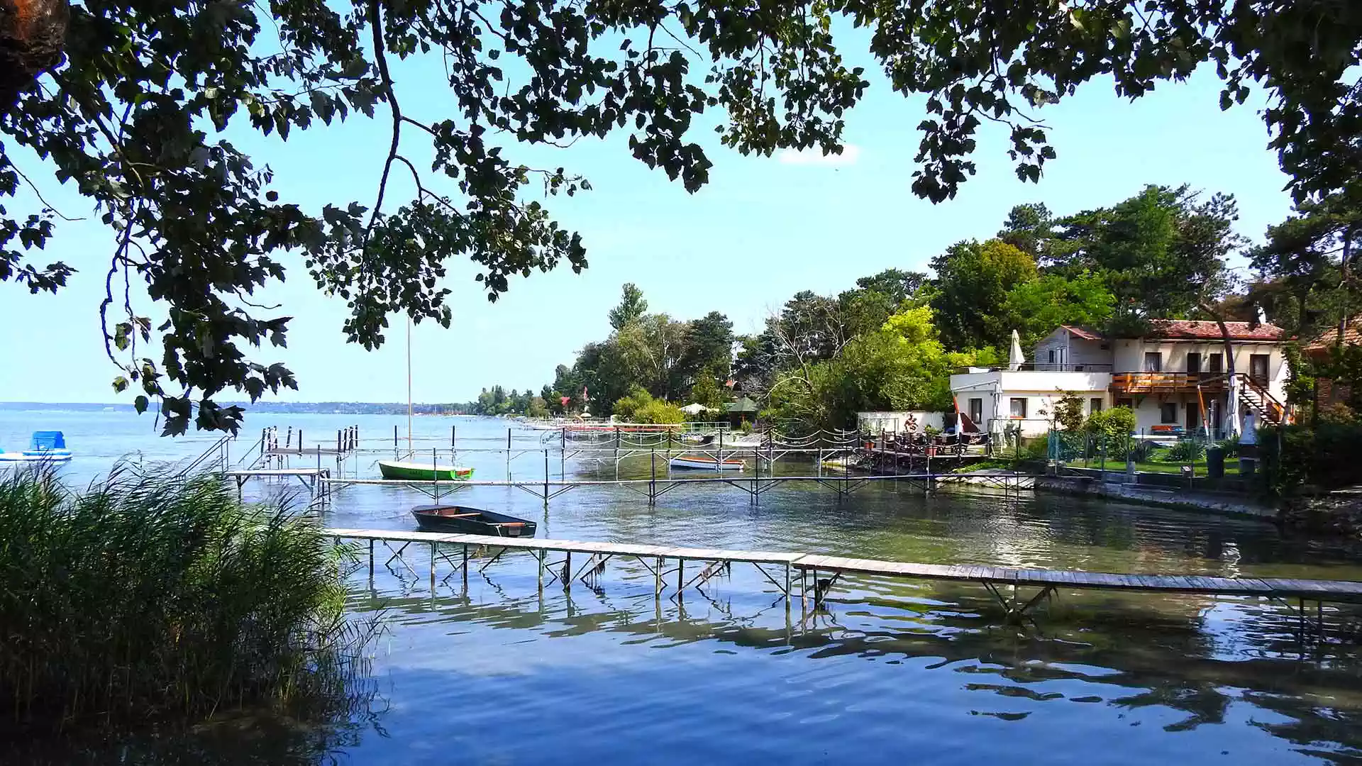 Vízparti ház, a Balaton déli partján eladó.