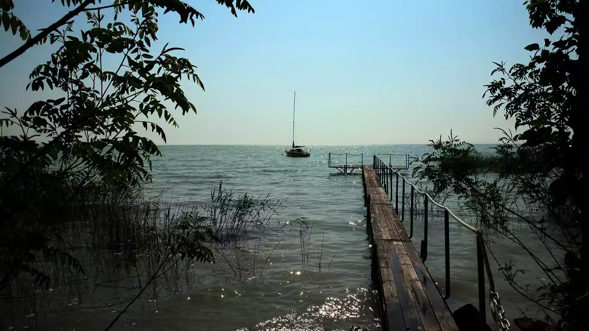 Balaton északi partján, közvetlen vízparti családi lakóház, saját bejáró stéggel eladó.