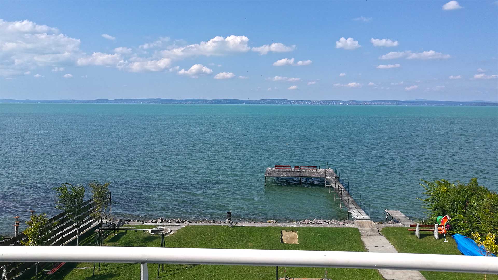 Szuperpanorámás, közvetlen vízparti luxusapartman, Balatonvilágoson eladó.