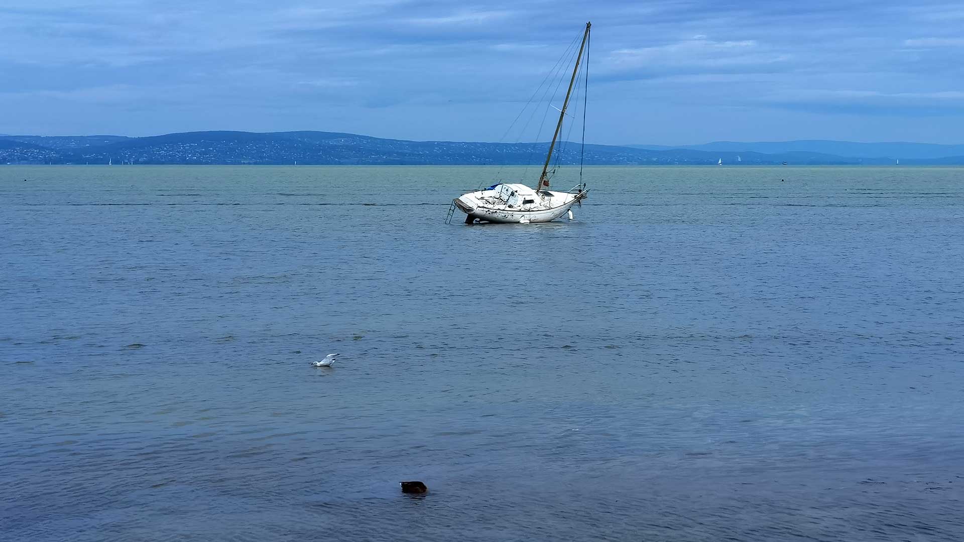 Balaton déli partján megfeneklett vitorlás 2026 nyarán
