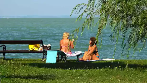 A vízpart közeli eladó apartmanból, egy szál fürdőruhában mehet fürdeni.