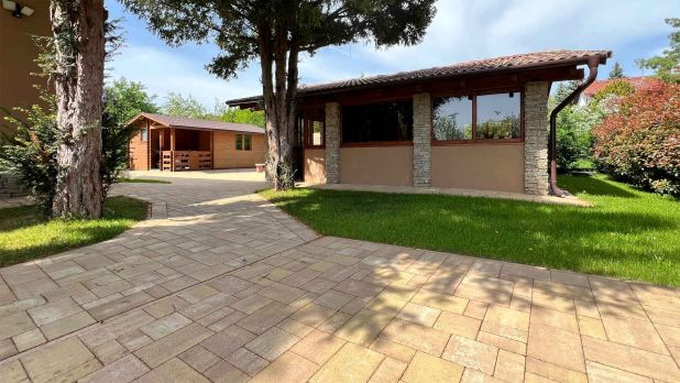 Ebben a különálló épületben (nyári konyha) lehet főzni, sütni, étkezni, társalogni Ebben a különálló épületben (nyári konyha) lehet főzni, sütni, étkezni, társalogni