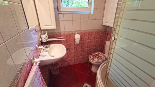 A képen, a fürdőszoba (zuhanyozó, mosdó, WC) látszik. A képen, a fürdőszoba (zuhanyozó, mosdó, WC) látszik.