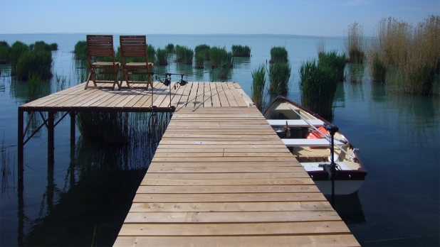 Horgásztanya kialakítására, csónaktárolásra elkelmes közvetlen vízparti telek, a Balaton partján eladó