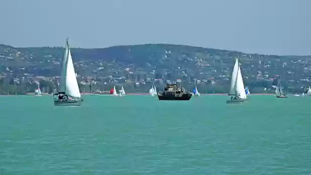 Eladó vízparti lakóház a Balaton partján.