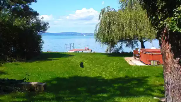 Közvetlen vízparti lakóház, a Balaton déli partján eladó.