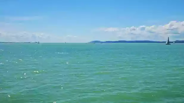 A képen, a Balaton nagyobb összefüggő vízfelülete látszik 