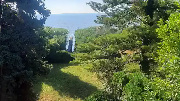 A nyaraló Balatonra néző ablakaiból, festői szépségű napfelkelték élvezhetők A nyaraló Balatonra néző ablakaiból, festői szépségű napfelkelték élvezhetők