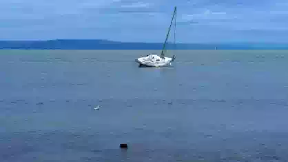 Balaton déli partján megfeneklett vitorlás 2026 nyarán Balaton déli partján megfeneklett vitorlás 2026 nyarán