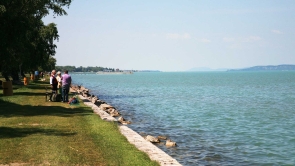 Vízparti lakás a Balatonon eladó