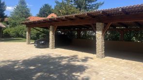 A fedett gk. beállóban 6 autó tud parkolni A fedett gk. beállóban 6 autó tud parkolni