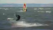 Kite és Windsurf. Az erős szél a Balaton partján, profiknak való